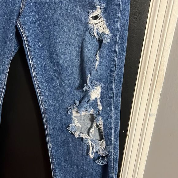 Old Navy Distressed Boyfriend Jeans Size: 10 Inseam: 28” - Picture 3 of 6